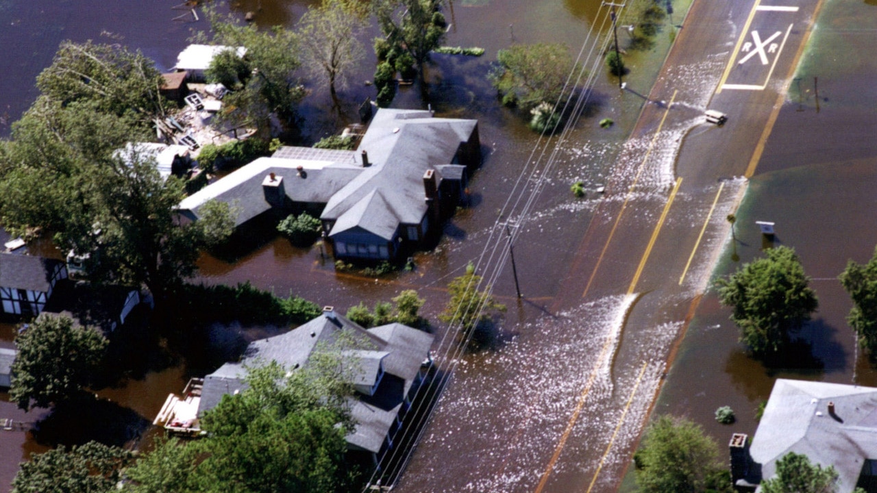 The Tar River floods homes in Greenville after Floyd. (Image by Dave Saville/FEMA)