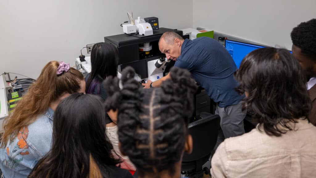 Mariusz Zareba shows students how to use the confocal microscope