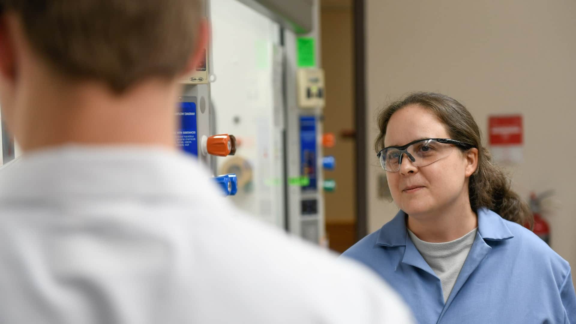 Caroline Proulx and a student work in a chemistry lab